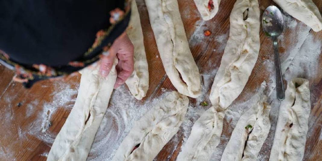 Burada pide ve ekmek önemli bir kültür! Tüm köylü toplanıyor, el birliğiyle yapılıyor: 30 taş fırından biri mutlaka yanıyor 3